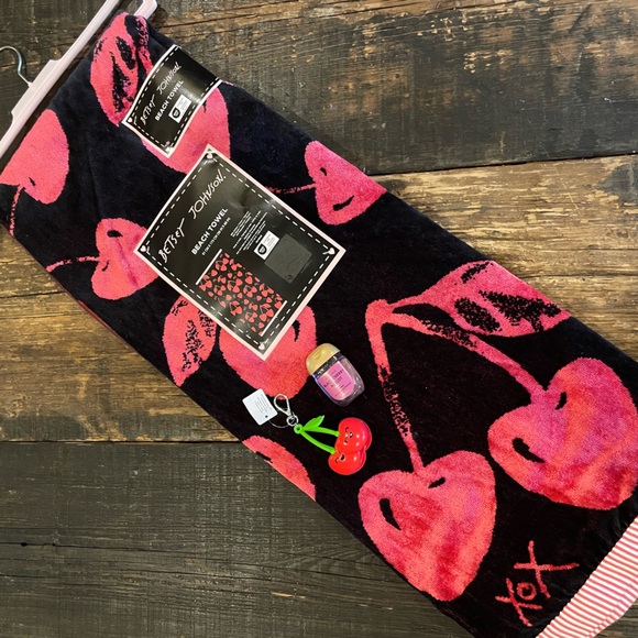 BETSEY JOHNSON NWT Cherry Print Beach Towel AND BATH & BODY WORKS PocketBac SET - Picture 3 of 10
